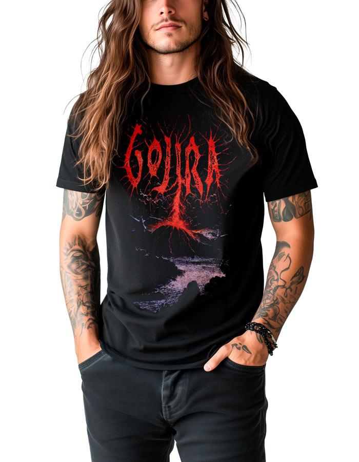 tshirt-muzyczny-meski-czarny-gojira-lightning-strike Osoba z długimi włosami i tatuażami nosi czarną koszulkę męską GOJIRA "Lightning strike" z efektownym czerwonym wzorem drzewa, stojąc z jedną ręką w kieszeni.