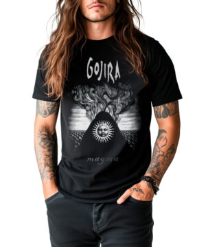 Osoba z długimi włosami i tatuażami ma na sobie czarną koszulkę GOJIRA "Magma cover" i czarne spodnie, stojąc na białym tle.