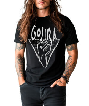 Osoba z długimi włosami i tatuażami nosi GOJIRA "Power glove" - czarną koszulkę z nazwą zespołu Gojira nad grafiką zaciśniętej pięści wewnątrz trójkąta.