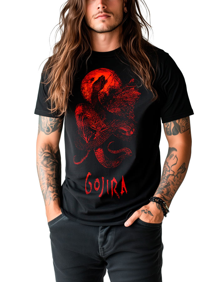 tshirt-muzyczny-meski-czarny-gojira-serpent-moon Osoba z długimi włosami i tatuażami nosi czarną koszulkę męską GOJIRA "Serpent moon" z grafiką przedstawiającą czerwonego węża i księżyc, stojące na białym tle.