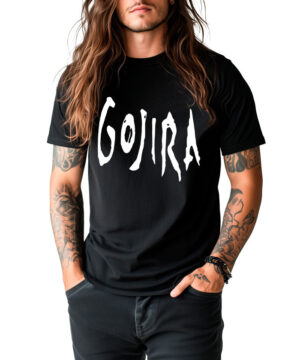 Osoba z długimi włosami i tatuażami ma na sobie koszulkę GOJIRA "Sign", czarny top ze słowem Gojira wypisanym pogrubionymi, białymi, stylizowanymi literami.
