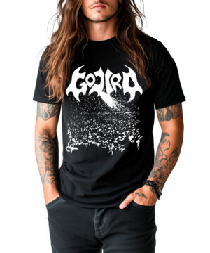 Osoba z długimi włosami i tatuażami nosi czarną koszulkę męską GOJIRA "Spotted logo" z grafiką zawierającą słowo "Gojira" i biały abstrakcyjny wzór, stojąc pewnie z jedną ręką w kieszeni.