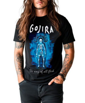 Wytatuowana, długowłosa osoba nosi koszulkę GOJIRA "The way of all flesh" - czarną koszulkę męską z niebieską grafiką szkieletu i logo zespołu.
