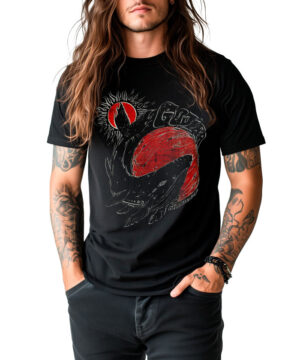 Mężczyzna z długimi włosami i tatuażami stoi pewnie z rękami w kieszeniach, nosząc koszulkę męską GOJIRA "Whale Sun Moon" z grafiką, na białym tle.