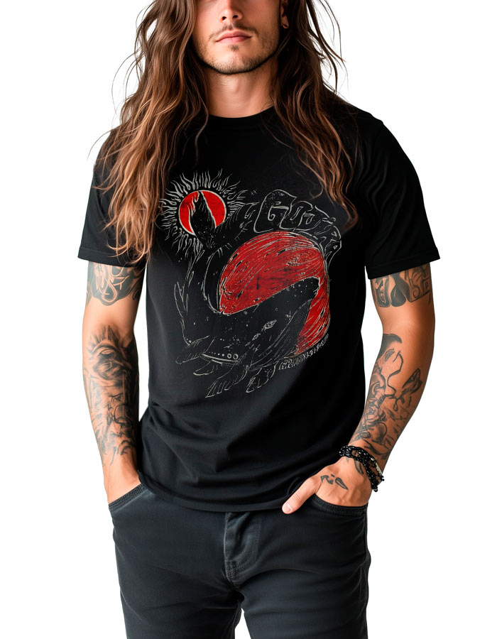 Mężczyzna z długimi włosami i tatuażami stoi pewnie z rękami w kieszeniach, nosząc koszulkę męską GOJIRA "Whale Sun Moon" z grafiką, na białym tle.