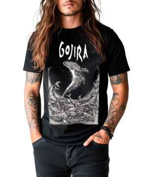 Osoba z długimi włosami i tatuażami nosi czarną koszulkę zespołu GOJIRA "Woodblock whales" z artystycznym, monochromatycznym wzorem ze stylizowanymi stworzeniami i odważnymi napisami.