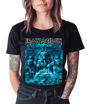 Czarna koszulka muzyczna IRON MAIDEN "Powerslave Mariner" z niebieskim egipskim motywem graficznym, na modelu z tatuażami.