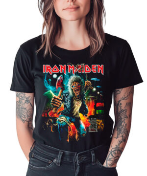 Czarna koszulka IRON MAIDEN "Run for your lives Tour" z kolorowym motywem maskotki Eddiego, prezentowana przez kobietę z tatuażami.