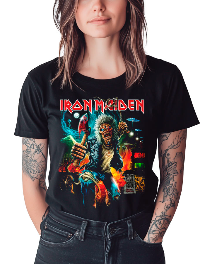 Czarna koszulka IRON MAIDEN "Run for your lives Tour" z kolorowym motywem maskotki Eddiego, prezentowana przez kobietę z tatuażami.