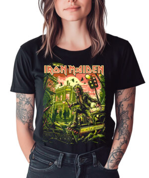 Czarna koszulka Iron Maiden "Wrathchild" z kolorowym nadrukiem, prezentowana przez kobietę z tatuażami.