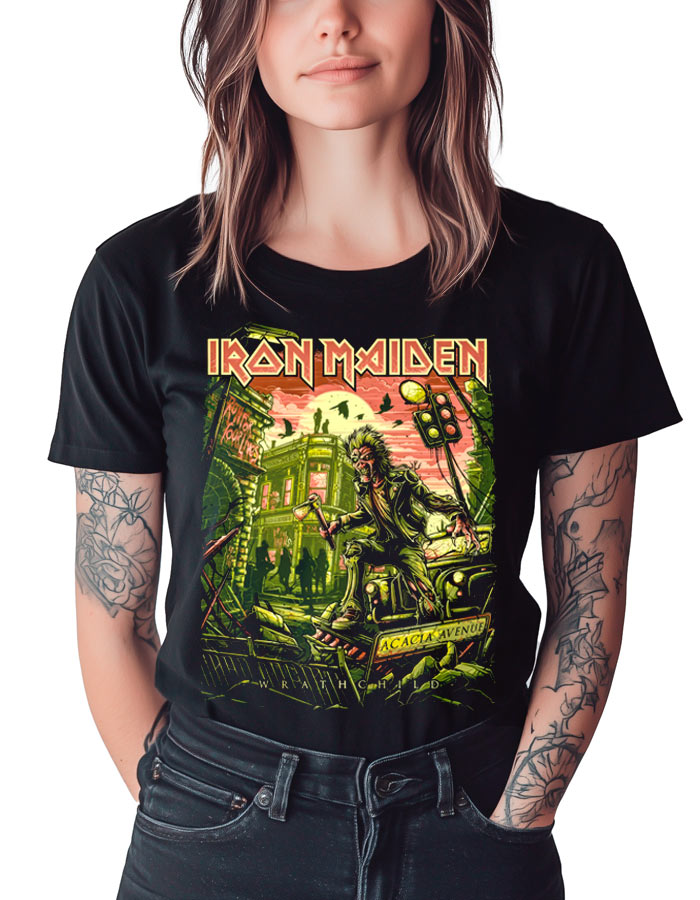 iron-maiden-tshirt-damski-wrathchild Czarna koszulka Iron Maiden "Wrathchild" z kolorowym nadrukiem, prezentowana przez kobietę z tatuażami.