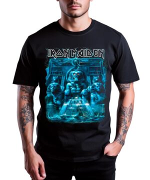 Mężczyzna w czarnej koszulce muzycznej IRON MAIDEN "Powerslave Mariner" z niebieskim egipskim motywem i czcionką.