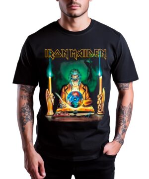 Czarna koszulka IRON MAIDEN "Retro Clairvoyant" z kolorowym motywem postaci mistycznej, świec, książek i kuli.