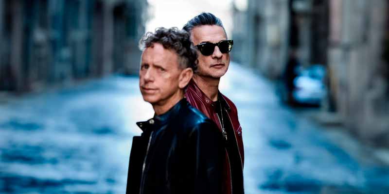 Męska czarna koszulka DEPECHE MODE "M Movie", prezentowana na modelu w skórzanej kurtce na pustej ulicy.