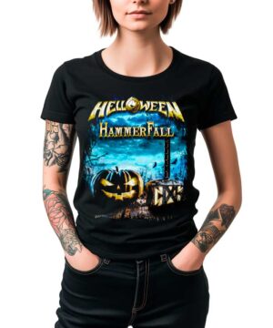Czarna damska koszulka HELLOWEEN "Hammer Fall" z halloweenowym motywem, dyniami i mroczną grafiką; widoczny tatuaż.