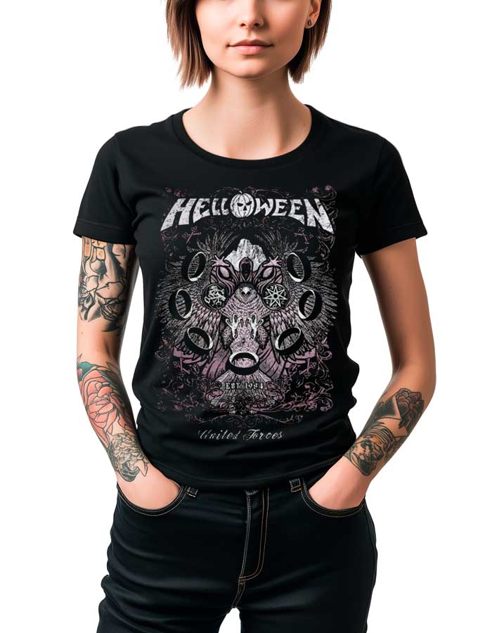 Czarna koszulka damska HELLOWEEN "Keeper and Eagle World Tour" na osobę z tatuażami na ramionach, czarne spodnie.