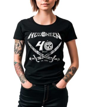 Czarna koszulka damska HELLOWEEN "Pumpkin Pirate 40 years" z nadrukiem skrzyżowanych mieczy i dyń, prezentowana na modelce z tatuażami.