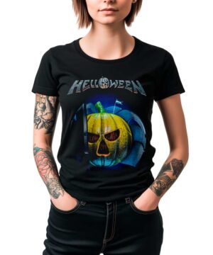 Czarna koszulka HELLOWEEN "United Forces Pumpkin" z nadrukiem dyni, widoczna na osobie z tatuażami, ręce w kieszeniach.