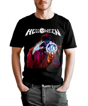 Czarna koszulka HELLOWEEN "Keeper 40 years" z nadrukiem postaci w płaszczu trzymającej świecącą kulę z liczbą 40.