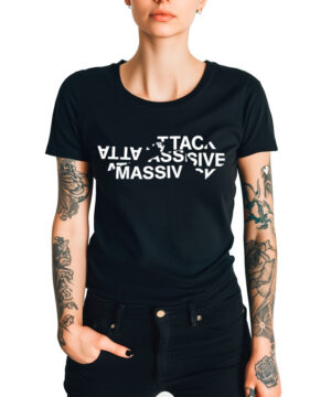 Czarna koszulka muzyczna MASSIVE ATTACK z białym, zniekształconym logo na froncie. Model ma tatuaże na obu ramionach.