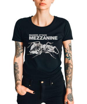 Czarna koszulka MASSIVE ATTACK "Mezzanine" z białym motywem owada, prezentowana przez osobę z tatuażami na białym tle.