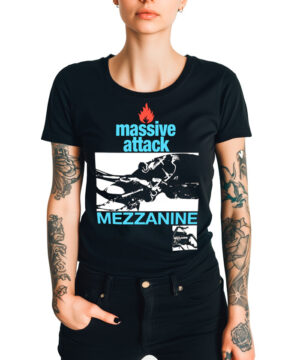 Czarna koszulka MASSIVE ATTACK "Mezzanine blue" na osobę z tatuażami, czarne spodnie, białe tło.