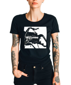 Czarna koszulka MASSIVE ATTACK "Mezzanine cover" z abstrakcyjnym owadem na froncie, prezentowana przez osobę z tatuażami.