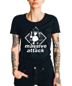 Czarna koszulka muzyczna MASSIVE ATTACK "Protection" na osobę z tatuażami na rękach, czarne spodnie, jedna ręka w kieszeni.