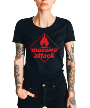 Czarna koszulka muzyczna MASSIVE ATTACK z czerwonym logo i grafiką płomienia, prezentowana przez osobę na białym tle.