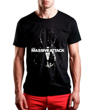Czarna koszulka MASSIVE ATTACK "Angel" z abstrakcyjnym nadrukiem, do tego czerwone spodnie. Idealny zestaw streetwear.