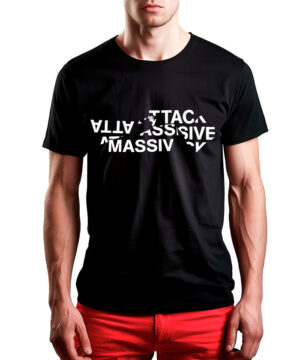 Czarna koszulka muzyczna MASSIVE ATTACK "Fractured logo" z białym nadrukiem, noszona przez mężczyznę, w połączeniu z jaskrawoczerwonymi spodniami.