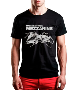 Czarna koszulka MASSIVE ATTACK "Mezzanine" z białym nadrukiem owada, do tego czerwone szorty.