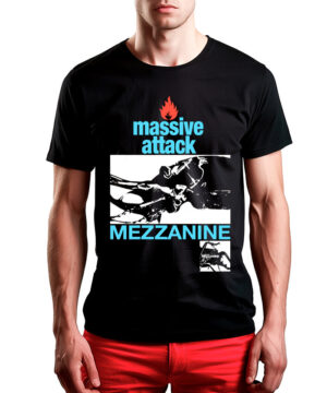 Koszulka muzyczna MASSIVE ATTACK "Mezzanine Blue" z białym i czarnym nadrukiem owada, niebieska, na osobie w czerwonych szortach.