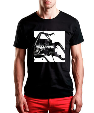 Czarna koszulka muzyczna MASSIVE ATTACK Mezzanine z białą grafiką owada z okładki albumu, założona przez osobę.