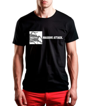 Czarna koszulka muzyczna MASSIVE ATTACK "Mezzanine square" z białym nadrukiem, widoczna z czerwonymi spodniami.