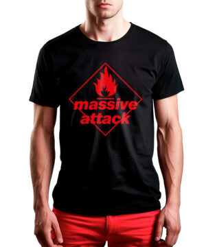 Czarna koszulka muzyczna MASSIVE ATTACK z czerwonym logo i płomieniem, na zdjęciu zestawiona z czerwonymi spodniami.