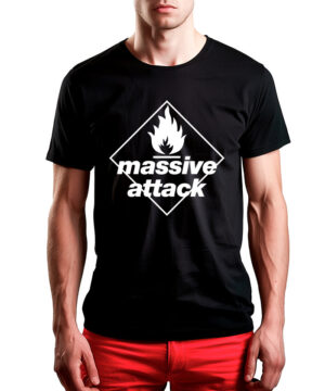 Koszulka muzyczna MASSIVE ATTACK z białym logo i białym płomieniem, kolor czarny. Osoba nosi czerwone spodnie.