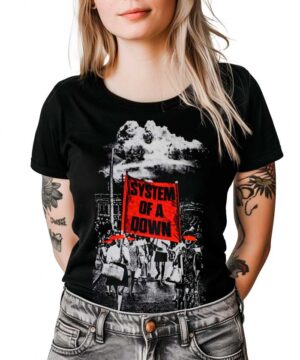 Czarna koszulka muzyczna SYSTEM OF A DOWN "Banner Marches" z czerwonym napisem i grafiką protestu, prezentowana przez osobę z tatuażami.