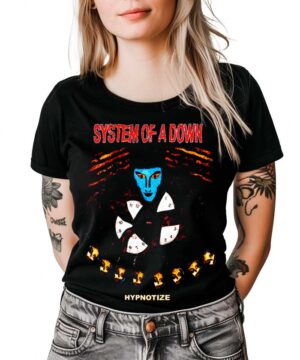 Czarna koszulka SYSTEM OF A DOWN "Hypnotize" z nadrukiem graficznym, damska, prezentowana przez modelkę stojącą tyłem.