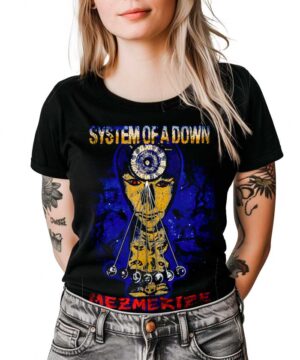 Czarna koszulka SYSTEM OF A DOWN "Mezmerize faded cover" z graficznym nadrukiem, damska, modelka stoi z rękami w kieszeniach.
