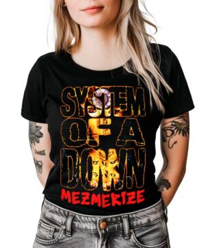 Czarna koszulka SYSTEM OF A DOWN z nadrukiem "Mezmerize stacked logo" noszona przez kobietę z widocznymi tatuażami na ramionach.