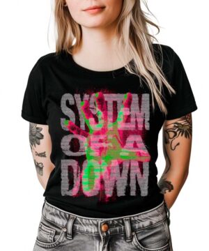 Czarna koszulka muzyczna SYSTEM OF A DOWN z nadrukiem różowo-zielonej neonowej dłoni na przodzie, damski t-shirt.