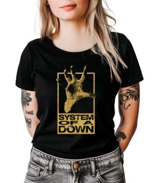 Czarna koszulka SYSTEM OF A DOWN z żółtym nadrukiem ręki i napisem "Self titled outside the box", damska, modelka z tatuażami.