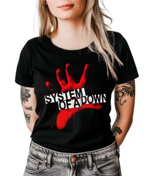 Czarna koszulka SYSTEM OF A DOWN z dużym czerwonym nadrukiem ręki oraz logo, zaprezentowana na tle białego tła.