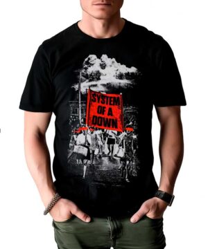 Czarna koszulka muzyczna SYSTEM OF A DOWN "Banner Marches" z nadrukiem protestujących z czerwonym transparentem.