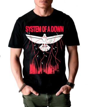 Czarna koszulka muzyczna SYSTEM OF A DOWN "Dove Overcome" z białym napisem zespołu i czerwono-białym ptakiem na tle czerwonych linii.