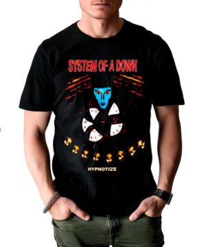 Mężczyzna w czarnej koszulce SYSTEM OF A DOWN "Hypnotize", z rękami w kieszeniach spodni. Koszulka męska, czarna.