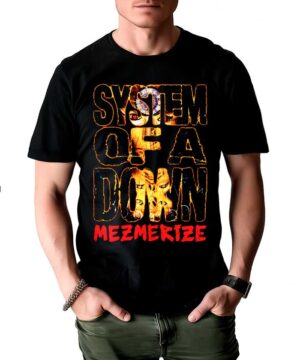 Czarna koszulka SYSTEM OF A DOWN Mezmerize z nadrukiem logo, męska, prezentowana przez modela na białym tle.