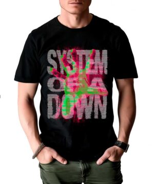 Czarna koszulka muzyczna SYSTEM OF A DOWN z nazwą zespołu i dużym, zielono-różowym odciskiem dłoni na froncie.