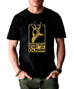 Czarna koszulka muzyczna SYSTEM OF A DOWN z żółtym motywem dłoni i napisem "Self titled outside the box" z przodu.